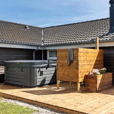 Semesterbostad Beautiful In With Sauna Hals