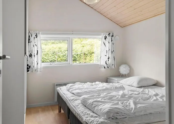 Holiday home Beautiful In With Sauna Hals